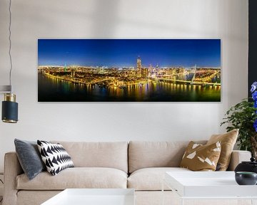 Rotterdam skyline avond panorama  bij Erasmusbrug over de Nieuwe Maas van Sjoerd van der Wal Fotografie