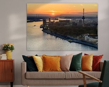 Euromast in Rotterdam tijdens zonsondergang over de Maas