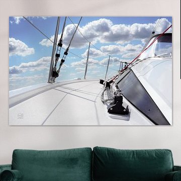 Eine Gangway einer Segelyacht bei klarem Wetter.