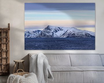Bergen en rotsen in de winter bij Øksfjord in Noorwegen van Rico Ködder