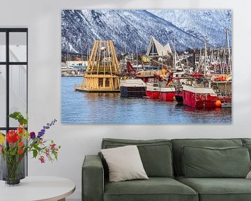 Haven en kathedraal van de Noordelijke IJszee in de stad Tromsø in Noorwegen van Rico Ködder