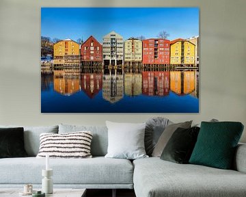 Uitzicht op kleurrijke huizen bij de rivier Nidelva in de stad Trondheim van Rico Ködder