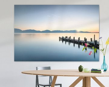 Houten pier bij zonsopgang. Massaciuccoli meer, Italië van Stefano Orazzini