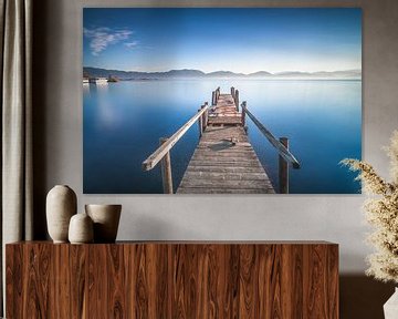 Houten pier en meer bij zonsopgang. Meer van Massaciuccoli van Stefano Orazzini