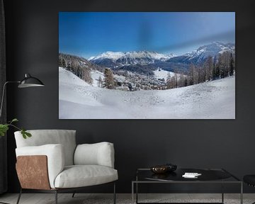 Zicht op St Moritz,  Muattas Muragl,  Piz Vadret, Sankt Moritz, Oberengadin, Zwitserland van Rene van der Meer