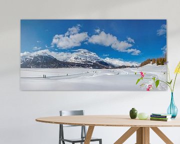 Dicht gevroren en besneeuwd Silvaplanersee,  Piz Albana, Surlej - Silvaplana, Oberengadin, Zwitserland van Rene van der Meer