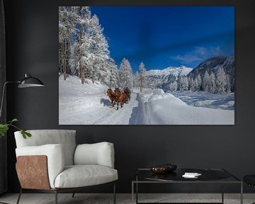 Paarden slee in het zwaar besneeuwde Roseg dal, Pontresina, Oberengadin, Zwitserland van Rene van der Meer