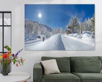 Een langlaufer en wandelaars in het zwaar besneeuwde Roseg dal, Pontresina, Oberengadin, Zwitserland van Rene van der Meer