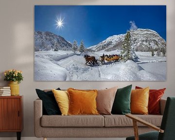 Paarden koets met veel personen in het zwaar besneeuwde Roseg dal, Pontresina, Oberengadin, Zwitserland van Rene van der Meer