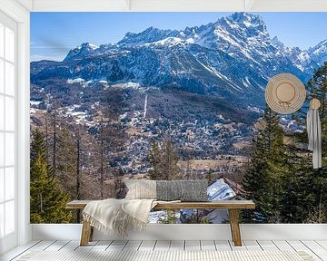 Uitzicht vanaf het Tofana skigebied naar beneden naar Cortina d'Ampezzo van t.ART