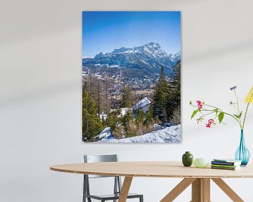 Blick vom Skigebiet Tofana hinunter auf Cortina d'Ampezzo