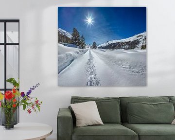 Wandelaars spoor in het zwaar besneeuwde Roseg dal, Pontresina, Oberengadin, Zwitserland van Rene van der Meer