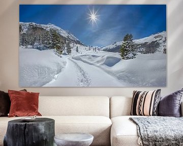 Wandelaars spoor in het zwaar besneeuwde Roseg dal, Pontresina, Oberengadin, Zwitserland van Rene van der Meer