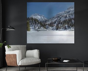 Wandelaars in het Orden dal bij Alp Cavloc, Maloja, Oberengadin, Zwitserland van Rene van der Meer