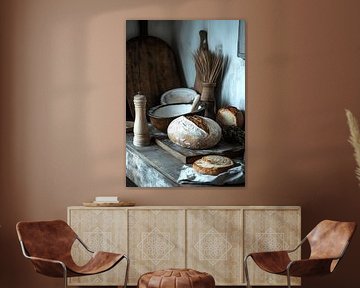 Pain fraîchement cuit sur une table rustique en bois