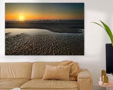 Structuren in het strand bij zonsondergang van peterheinspictures