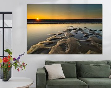 Zeewater achtergebleven in het zand van peterheinspictures