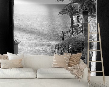 Nerja Strand an der Costa del Sol in schwarz-weiß