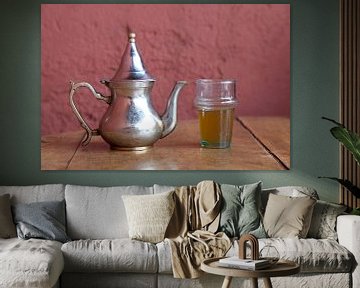 Traditionele theepot en theeglas in Marrakesh Morocco van Frans Rombout