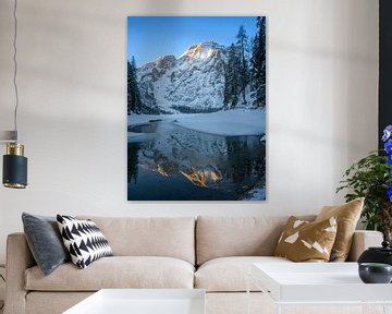 Berggipfel spiegelt sich bei Sonnenaufgang im Pragser Wildsee