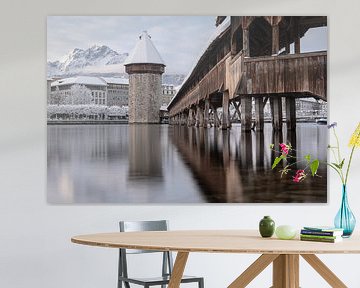 Kapelbrug en Watertoren – Reflectie in de Reuss van José IJedema