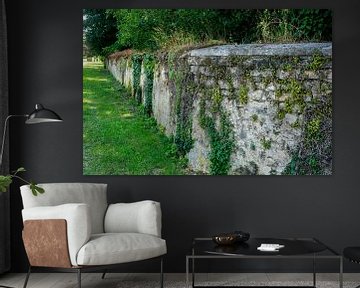 Landelijke sfeer met een typisch Franse muur van Blond Beeld
