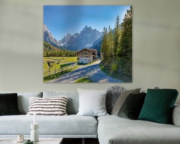 De Fischleinboden hutte met zicht op de Oberbachernspitzen in het Natuurpark Drei Zinnen, Sexten - Sesto, Zuidtirol - Alto Adige - Trentino, Italië