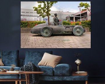Monument voor Juan Manuel Fangio en de Mercedes-Benz Silver Arrow uit 1954 op de Nürburgring van Merijn Loch