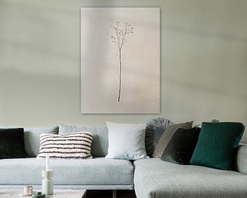 Minimalistisch Schilderij met gecentreerde Tak en Gedroogde Bloemetjes - Japandi Woonstijl van Danny van Eldik - Perfect Pixel Design