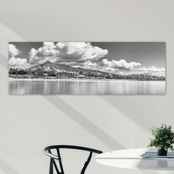 Marbella Landschaft Panorama in schwarz-weiß