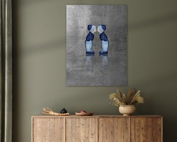Delfts blauw kussend paar. Mannen, zilver. van Mijke Konijn