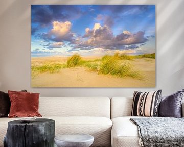 Zonsondergang op het strand van Texel met zandduinen op de voorgrond