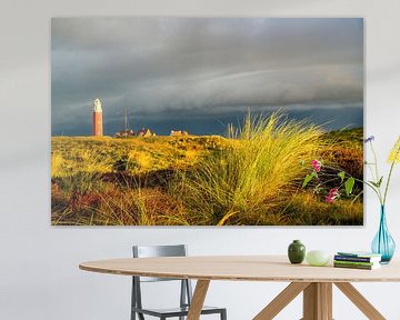 Texelse vuurtoren in de duinen tijdens een stormachtige herfstochtend