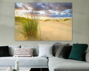 Zonsondergang op het strand van Texel met zandduinen op de voorgrond