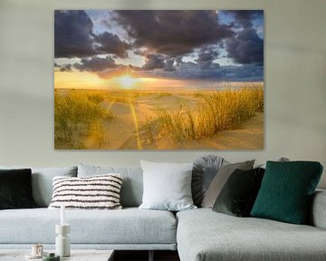 Zonsondergang op het strand van Texel met zandduinen op de voorgrond