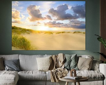 Zonsondergang op het strand van Texel met zandduinen op de voorgrond