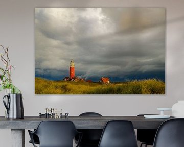 Texelse vuurtoren in de duinen tijdens een stormachtige herfstochtend