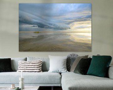 Zonsopgang op het strand van Texel met een naderende stormwolk van Sjoerd van der Wal Fotografie