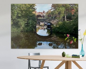 De historisch stenen Vlietbrug in Leiden, Nederland.