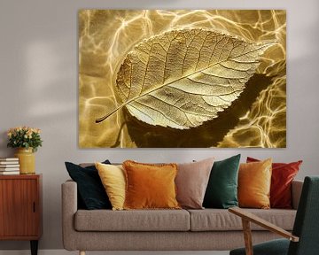 Gouden blad op wateroppervlak van Art & Soul Creations
