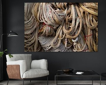 Touwen verschillend in kleur en grootte hangen te drogen van Frans Rombout