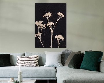 Witte zomerbloemen op zwart. Japandi stijl. van Dina Dankers