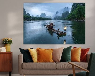 Aalscholvervisser Li River China in de regen van Joop Luimes
