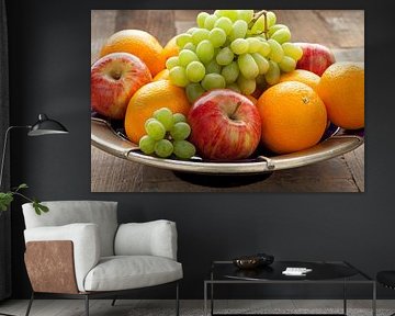 Bol de fruits frais colorés sur la table sur Frans Rombout