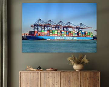 Containerschip aangemeerd bij de containerterminal