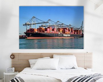 Containerschip Al Nefud aangemeerd bij de containerterminal