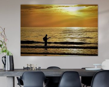 Visser aan zee bij zonsondergang van Monique Verlouw