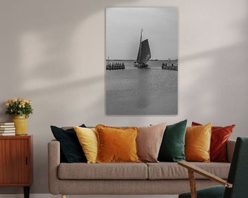 Volendammer Kwak verlaten de haven. van Jaap van den Berg