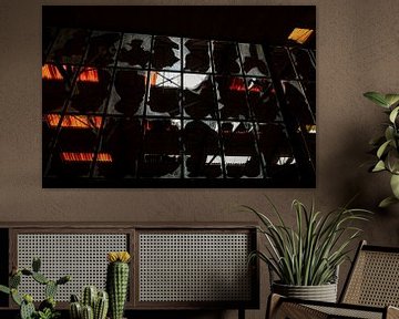Zerbrochenes Glas mit Blick auf eine leere Fabrik