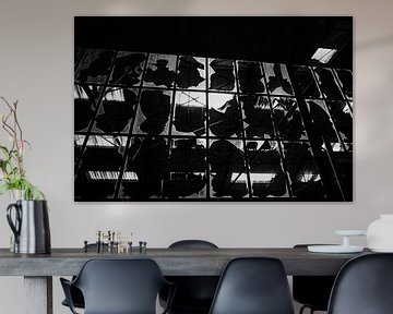 Zwart-wit zicht door gebroken fabrieksglas van Peggy Raemdonck